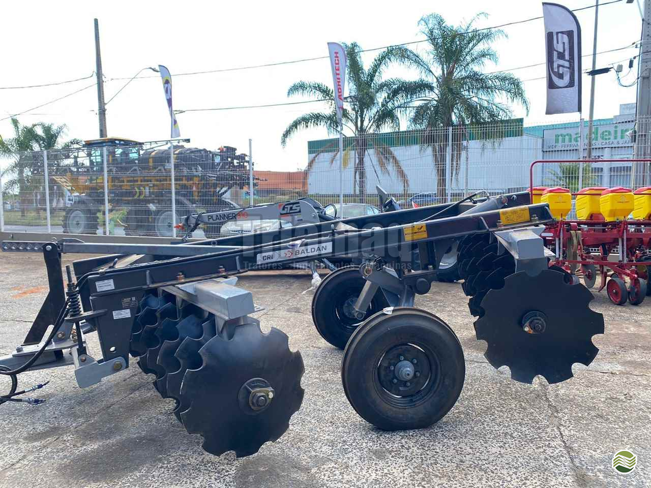 IMPLEMENTOS AGRICOLAS GRADE INTERMEDIÁRIA INTERMEDIÁRIA 20 DISCOS Triamaq Tratores UBERLANDIA MINAS GERAIS MG